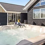 Luxury Retreat For 18 - By Traum
