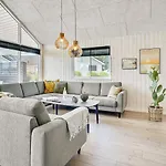 Luxury Retreat For 18 - By Traum Spøttrup