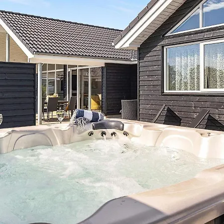 Luxury Retreat For 18 - By Traum